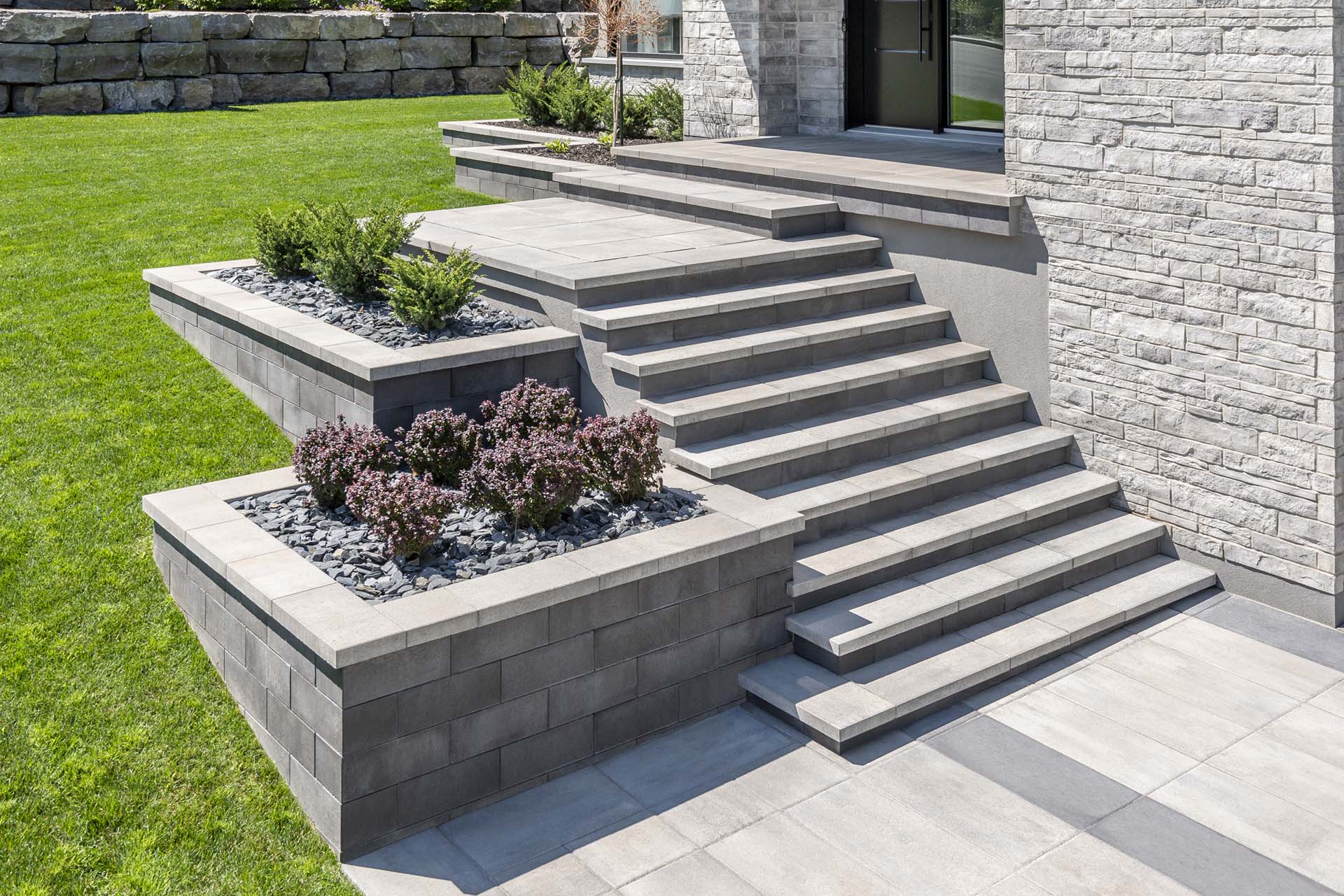 entrée et marche en pavé uni. Groupe Delsol